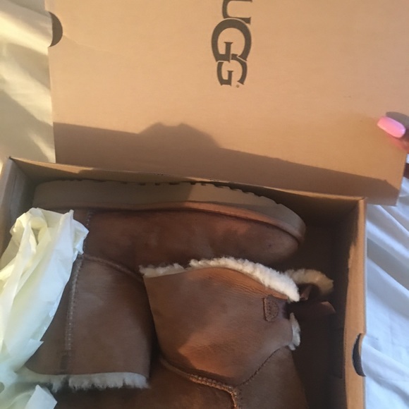 UGGs SIZE 9 - Picture 4 of 4